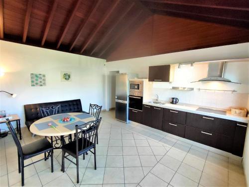 a kitchen and dining room with a table and chairs at Iam Villaverde in La Oliva