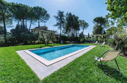una piscina en un patio con una silla en La Trifoglietta, en Cetona