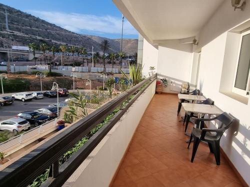 d'un balcon avec des tables et des chaises et une vue sur le parking. dans l'établissement Marina Agadir, à Agadir