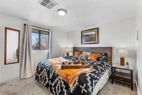 um quarto com uma cama grande e uma janela em Grand Canyon Ranch Home - Western History - Big city lot - AC! em Williams