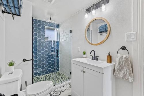 uma casa de banho com um WC, um lavatório e um chuveiro em Grand Canyon Ranch Home - Western History - Big city lot - AC! em Williams