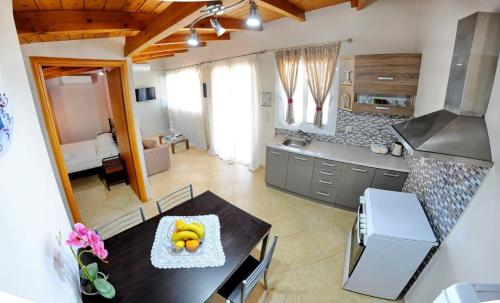 a kitchen and dining room with a table with bananas on it at Irene home in Vlikhón