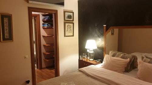 - une chambre avec un lit et une lampe sur une table dans l'établissement Luxe Residence next to Water Garden Open Mall, International Financial Center & Medical Center, à Istanbul