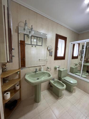 a bathroom with a green sink and a toilet at Royal Garden Santa Clara in Jávea
