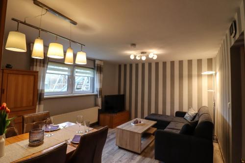 ein Wohnzimmer mit einem Sofa und einem Tisch in der Unterkunft Dat Niehuus Tarnewitz in Boltenhagen