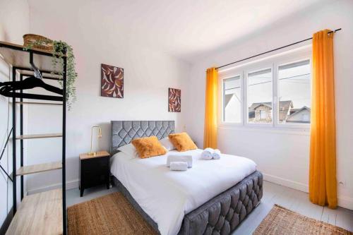 1 dormitorio con cama, escalera y ventana en Jolie Maison sur Orléans, Parking & Climatisation, en Orléans