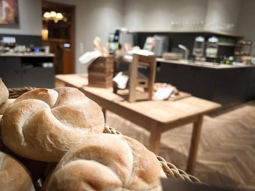 a bunch of bread in a basket in a store at Faulenzerhotel in Friedersbach