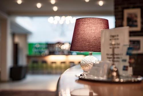 a lamp sitting on top of a table at Faulenzerhotel in Friedersbach