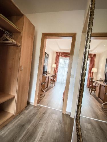 a room with a mirror and a dining room at Faulenzerhotel in Friedersbach