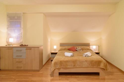 1 dormitorio con 1 cama con 2 toallas en Villa Bjelolasica en Jasenak