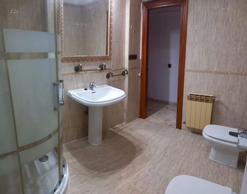 a bathroom with a sink and a toilet at casa con piscina privada in Vinaròs