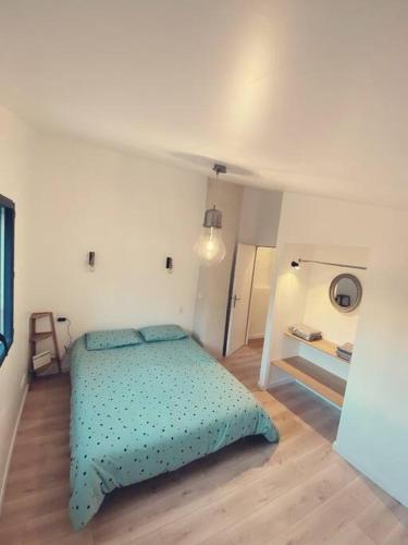 ein Schlafzimmer mit einem Bett in einem weißen Zimmer in der Unterkunft Maison de campagne dans un domaine viticole in Tautavel