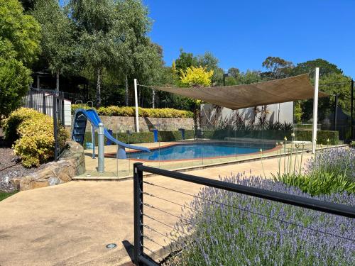 een zwembad met een luifel en een glijbaan bij Studio at the Back of Mount Taylor in Lyons