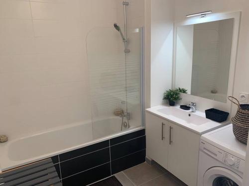 a bathroom with a tub and a sink and a shower at Appart T3 Standing - Terrasse - 2 Parkings in Montpellier
