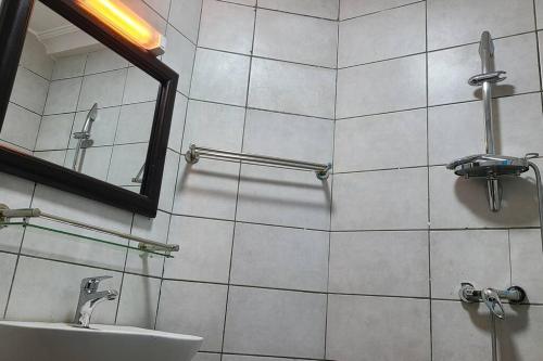 La salle de bains est pourvue d'un lavabo et d'un miroir. dans l'établissement Luxurious Studios, à Douala