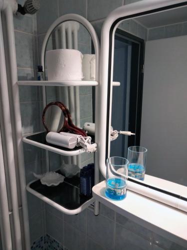 ハルターンにあるFerienwohnung CoCoのバスルーム棚(ガラス2枚、鏡付)
