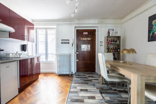 une cuisine avec une table en bois et une salle à manger dans l'établissement Hyper centre Clermont-Ferrand F2 Etat Unis, à Clermont-Ferrand
