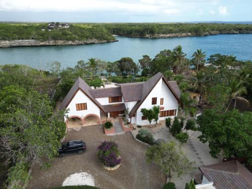 eine Luftansicht eines Hauses neben dem Wasser in der Unterkunft Río Mar Cumayasa in La Romana