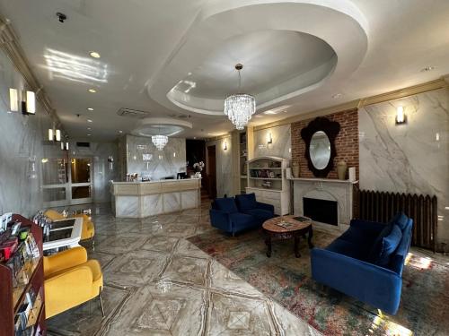 sala de estar con sillas azules y chimenea en Da Vinci Hotel, en Nueva York