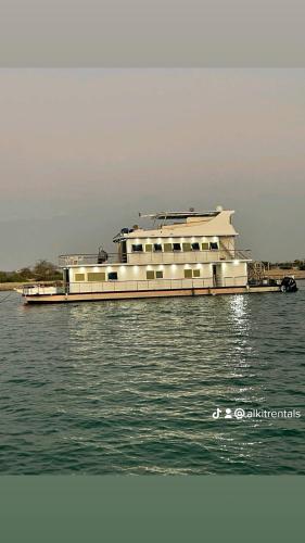 See villa house boat