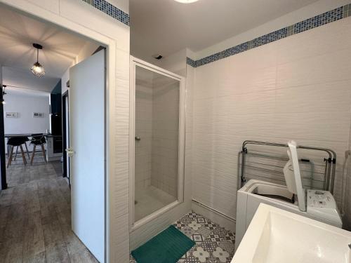 Koupelna v ubytování Appartement Royan, 3 pièces, 6 personnes - FR-1-550-49