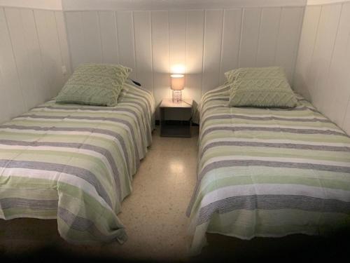 Posteľ alebo postele v izbe v ubytovaní Appartement ⭐⭐ à Balaruc-les-Bains avec climatisation et jardin, animaux admis - FR-1-503-156