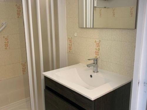 Kúpeľňa v ubytovaní Appartement ⭐⭐ à Balaruc-les-Bains avec climatisation et jardin, animaux admis - FR-1-503-156
