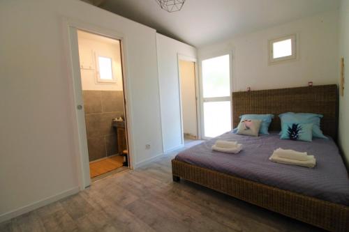 une chambre avec un lit avec deux serviettes dessus dans l'établissement Rogliano, à Porto-Vecchio