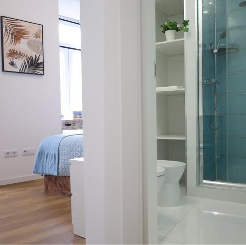 y baño blanco con ducha y aseo. en Lisboa Intendente 3Bedroom Apartment with Balcony, en Lisboa