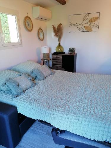 une chambre avec un lit avec une couette bleue dans l'établissement Le Studio le XV, à Martigues