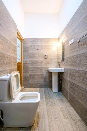 a bathroom with a toilet and a sink at Queens mount Ridge in Kandy