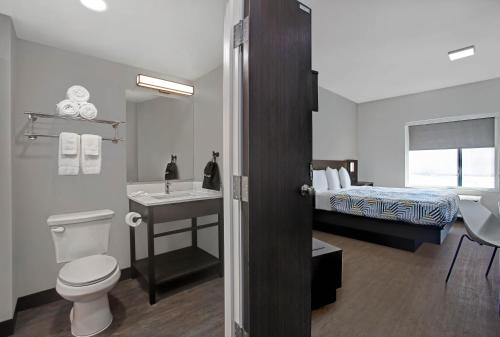 ein Bad mit einem WC, einem Waschbecken und einem Bett in der Unterkunft Motel 6-Monahans, TX in Monahans