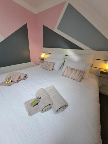 Un pat sau paturi într-o cameră la Gîte "La bulle de Léna" avec petit-déjeuner garage et parking