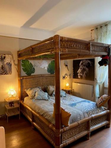 - une chambre avec un lit à baldaquin dans l'établissement Le Moulin du Modon, à Couffy