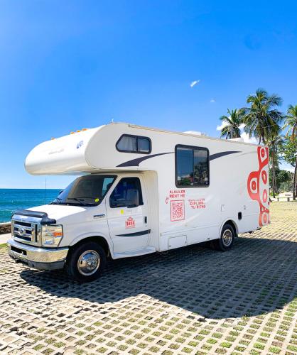 een witte camper geparkeerd op het strand bij Travel the Dominican Republic in campervan in Santo Domingo