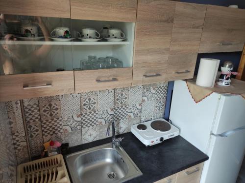 a small kitchen with a sink and a stove at Pension Niki in Skála Sykaminéas