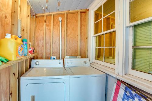 een wasmachine en droger in een kamer met houten wanden bij Vintage Corpus Christi Home - 2 Blocks From Beach! in Corpus Christi