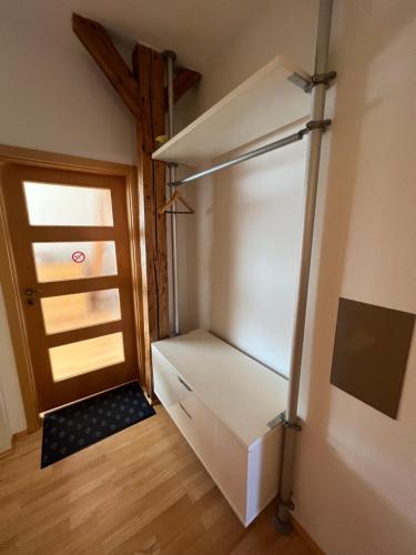 einen weißen Kühlschrank in einem Zimmer mit Tür in der Unterkunft Penzion Viktoria in Znojmo