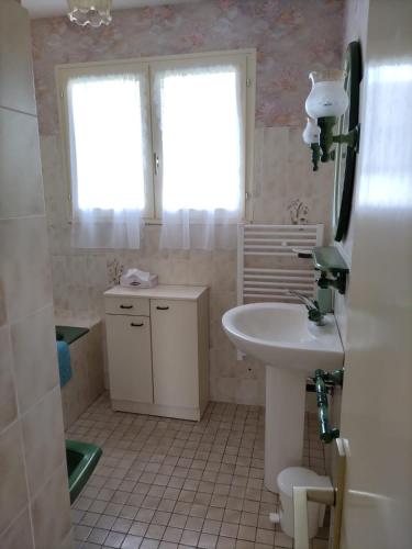 une salle de bain avec un lavabo et des toilettes et une fenêtre dans l'établissement Trouz Ar Mor, à Penmarcʼh