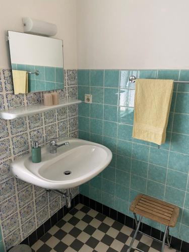 y baño con lavabo y espejo. en Ferienhaus mit Garten in CH 6616 Losone Tessin Casa Sabina en Losone