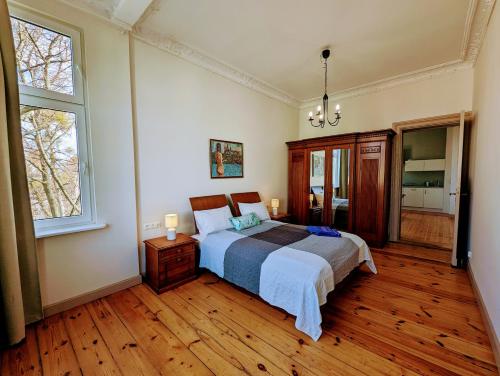 En eller flere senge i et værelse på Apartament Bryza przy molo, parku i placu zabaw