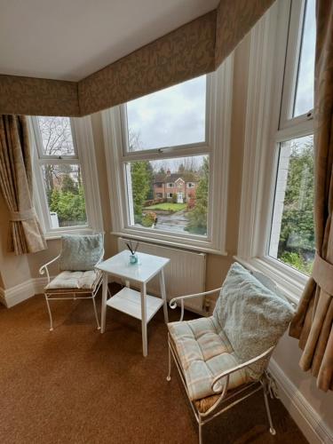 Posezení v ubytování Cheshire Hospitality Ltd Trading As Lennox Lea Studios and Apartments