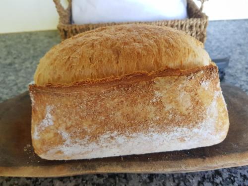 een brood bovenop een tafel bij La Monturera, Loft de campo in Colonia del Sacramento