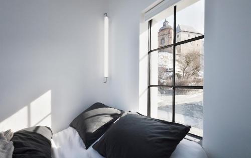 Pokój z łóżkiem i dużym oknem w obiekcie Trafajda w mieście Lipnice nad Sázavou