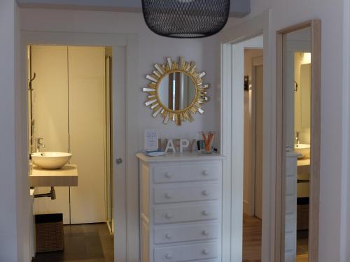 een badkamer met een wastafel en een dressoir met een spiegel bij Up Benasque El Grito de Tarzan in Benasque