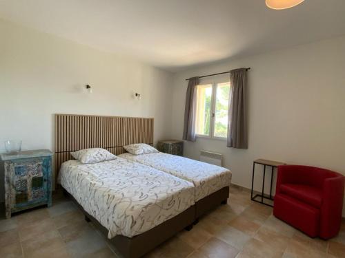 1 dormitorio con 1 cama y 1 silla roja en Bramasole, en Tourtour