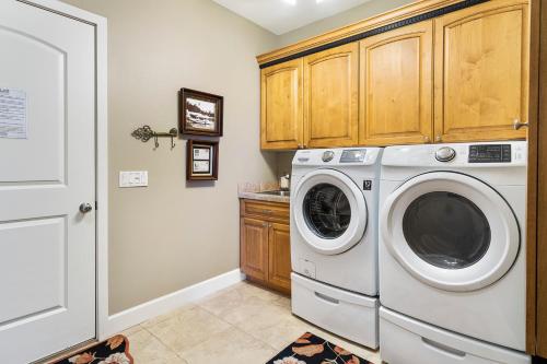 a laundry room with a washer and dryer at Hale Aikane in Kailua-Kona