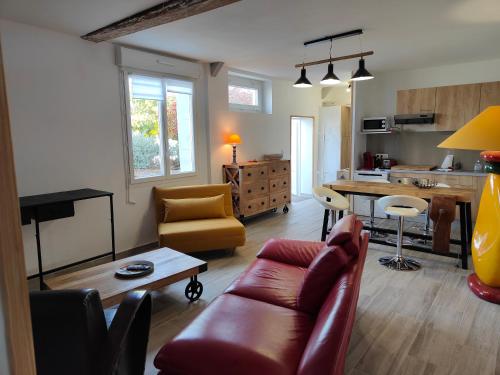 - un salon avec un canapé et une table dans l'établissement Résidence Ana, à Bagnères-de-Bigorre
