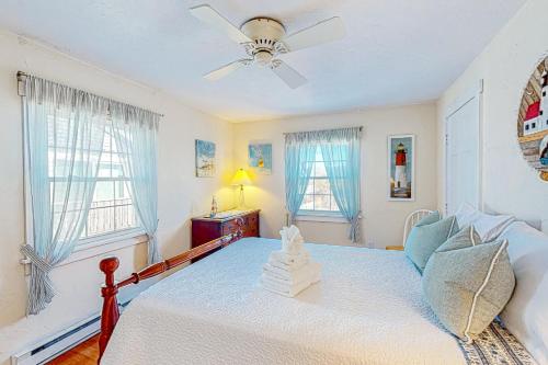 1 dormitorio con 1 cama y ventilador de techo en Bay Colony Vista, en Provincetown