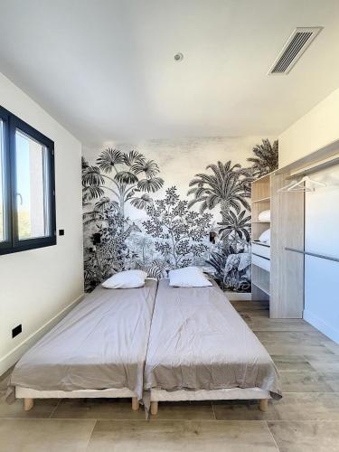 - une chambre avec un grand lit et une fresque murale dans l'établissement Villa 400m2 piscine intérieure très calme, à Agde